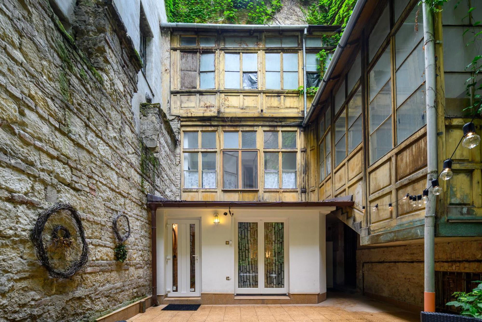 Museum With Large Terrace Budapešť